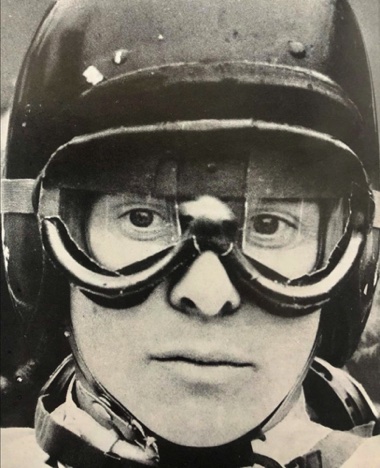 Jimmy casqué : il manque la visière blanche... Jimmy casqué : il manque la visière blanche...